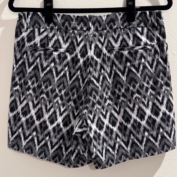 Spanx Medium Ikat Sunshine Pull On 6” Shorts Casual Comfort Stretch Golf Travel - Picture 2 of 5